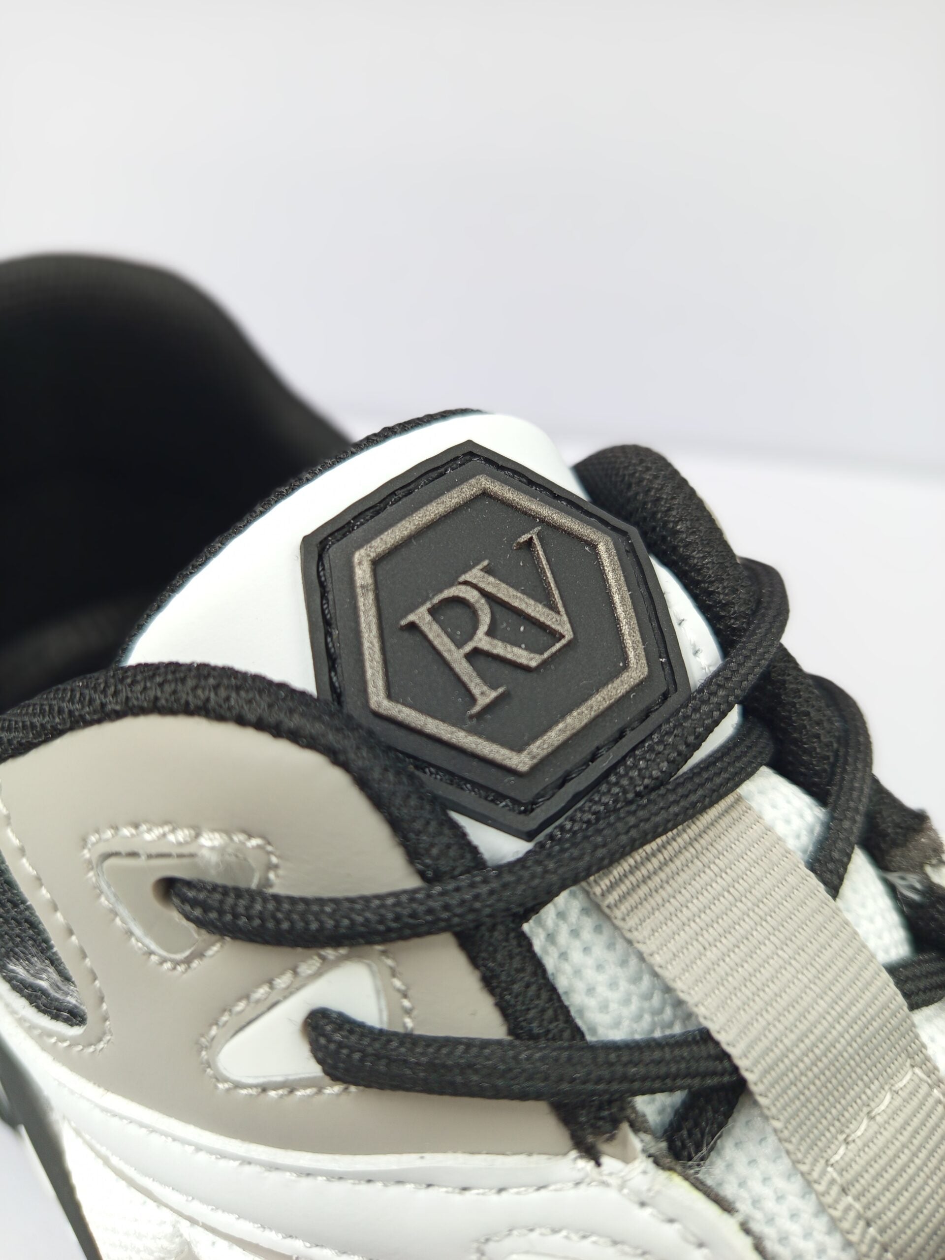 Roberto's Sneakers – White/Grey